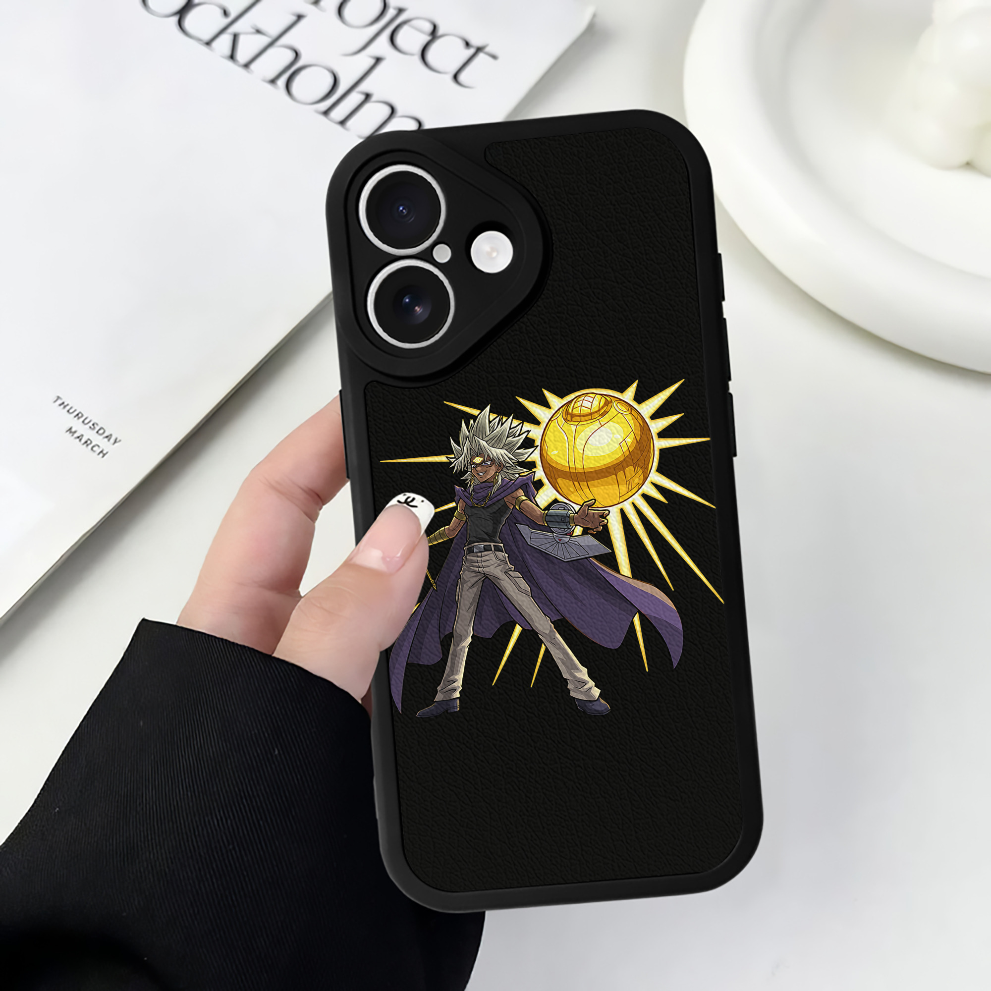 （画像用） 遊☆戯☆王 Yu-Gi-Oh! 【iPhone 16シリーズ対応】シリコンスマホケース（レザー調） 材質：シリコン